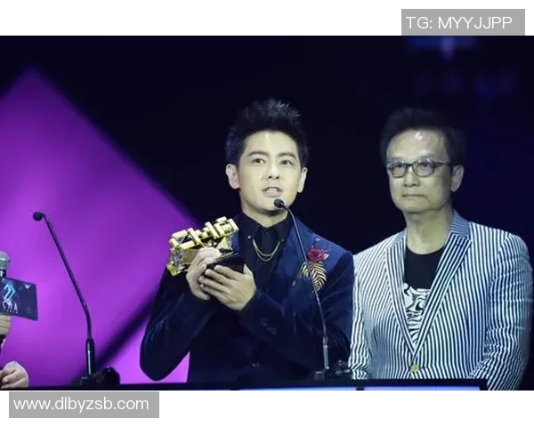 当代足球巨星亲手圆梦与偶像同场相遇展现跨时代巅峰魅力