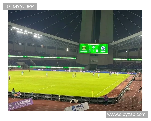 上海足球星闪耀绿茵场 展现技艺与拼搏精神带领球队迈向新高峰